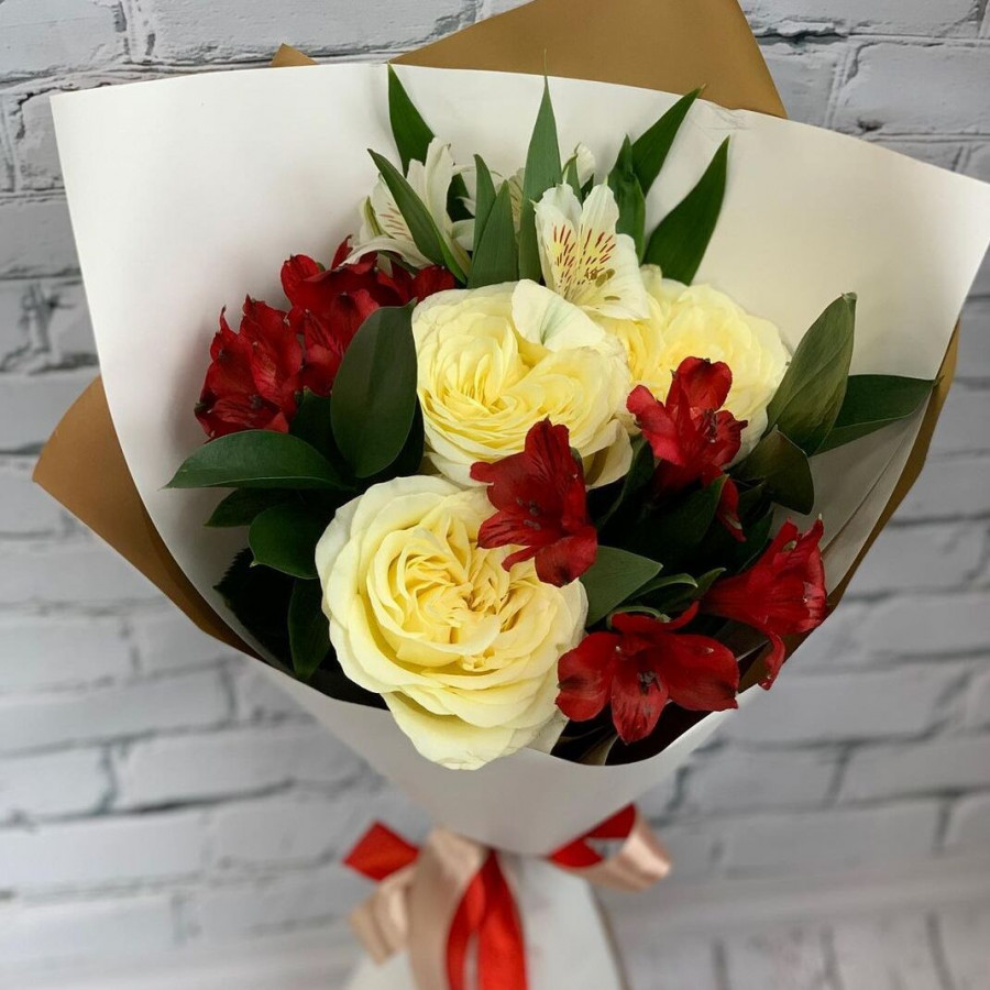 Букет из белых роз и красных альстромерий - фото 2