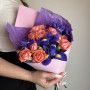 Дофаминовый букет из ирисов и кустовых роз — вид 3